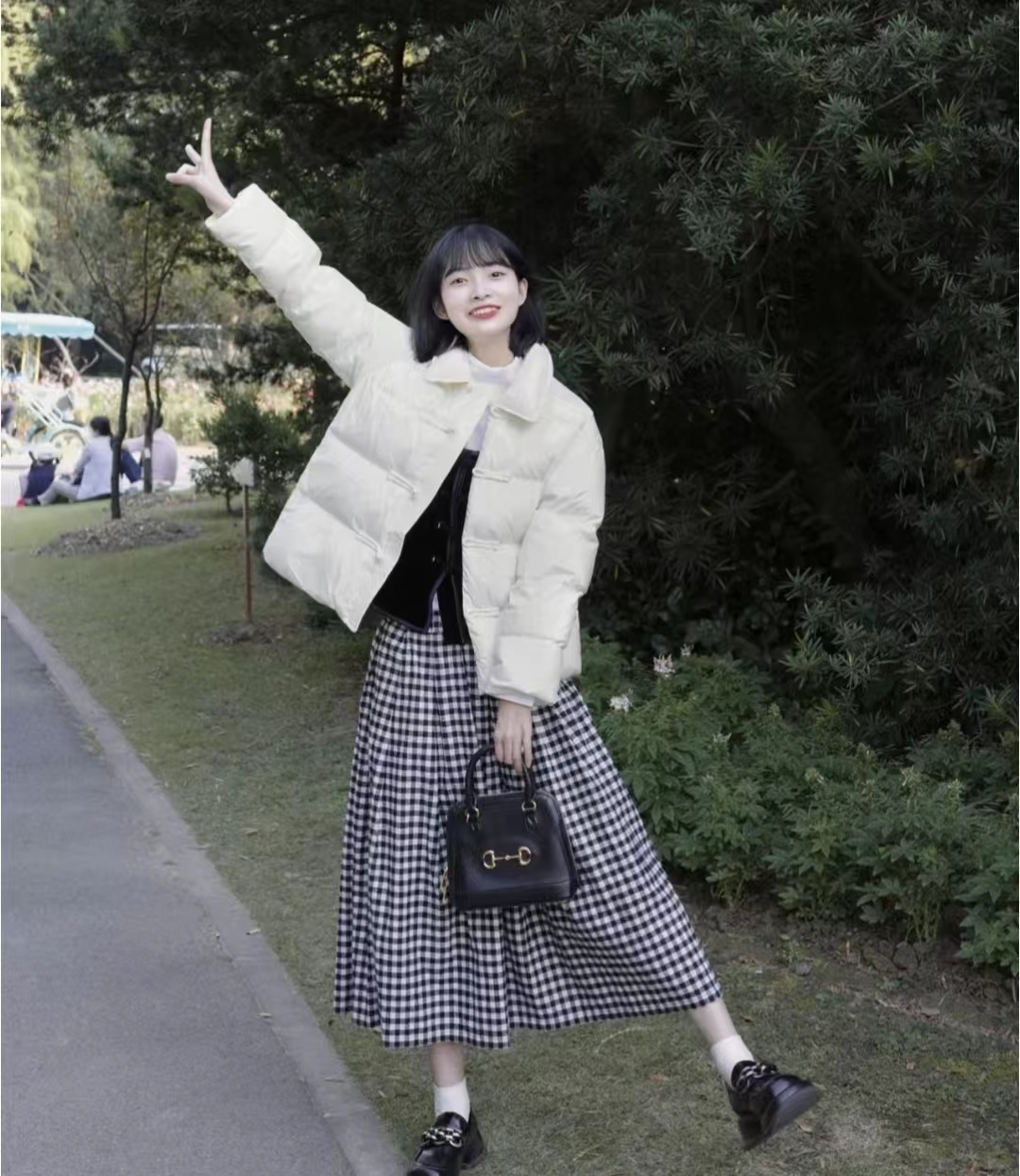 短款白色羽绒服的最佳搭配半身裙,羽绒服搭配哪些裙子才时髦