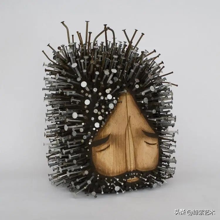 雕塑家制作雕塑的过程,他用木头做出了大象