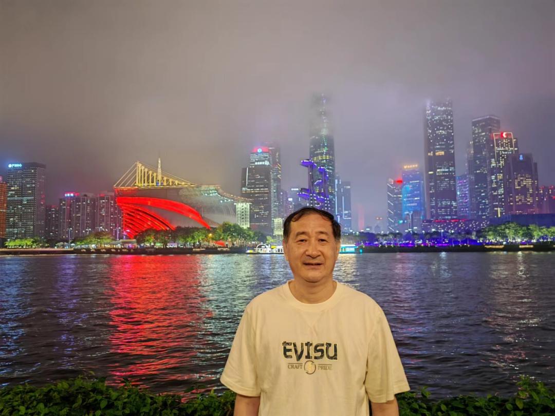 他们今日荣休，桃李天下！衷心祝节日快乐！