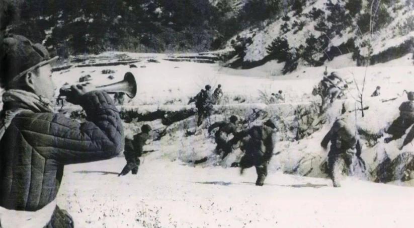 美国记者长津湖被志愿军俘虏，却靠拍照赚百万美元，成人生赢家