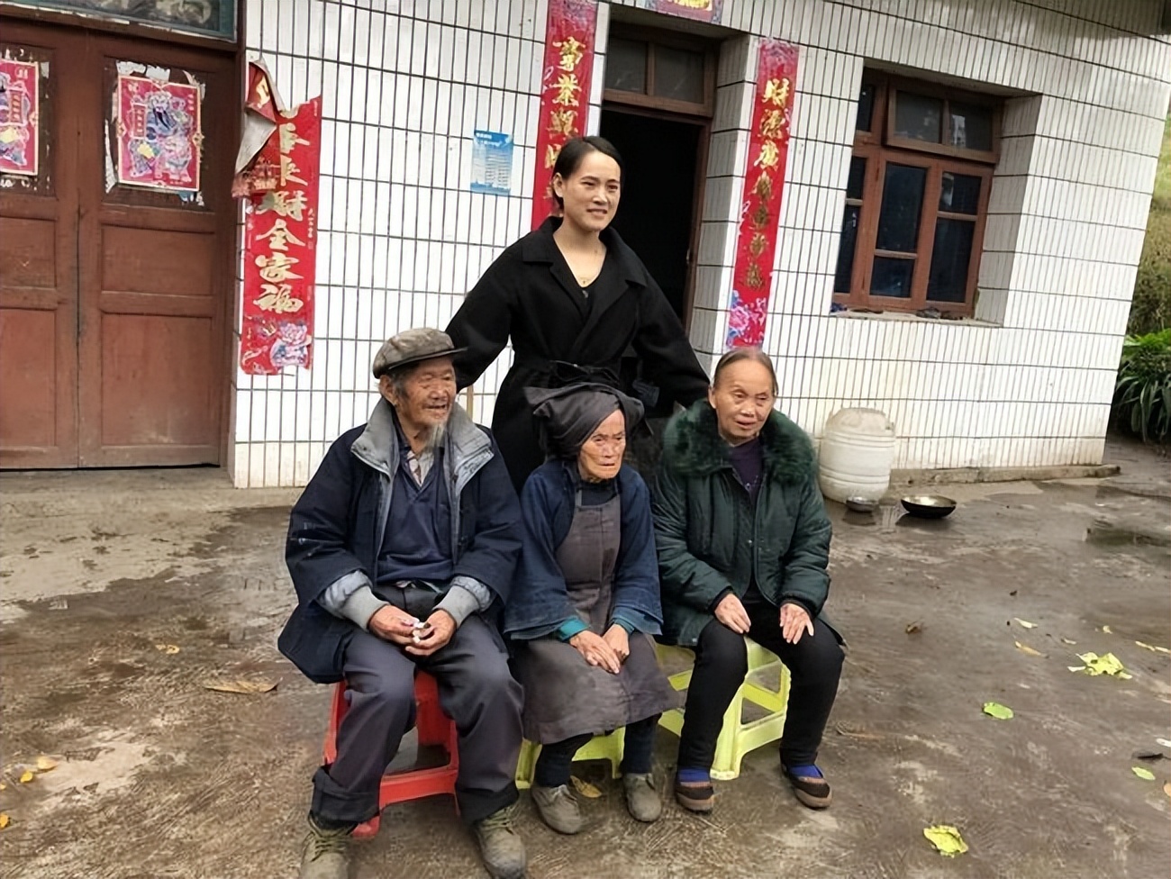 女子被拐卖到农村18年没回过娘家,从小被拐卖20多年后回到家乡