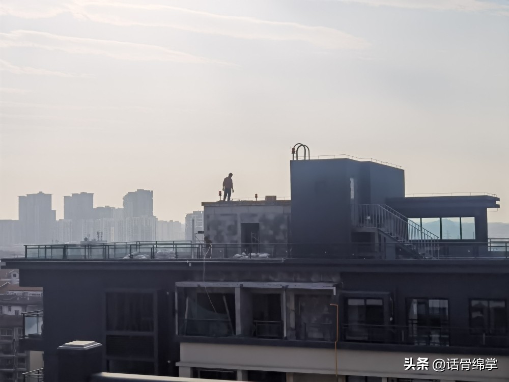 顶楼加盖楼下住户不同意,七楼楼顶加盖了一层