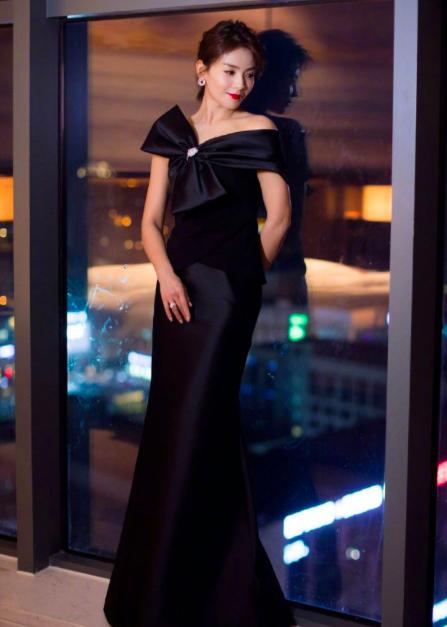 主持春晚13载，和董卿上演回忆杀，用4张白纸“骗”了观众30年