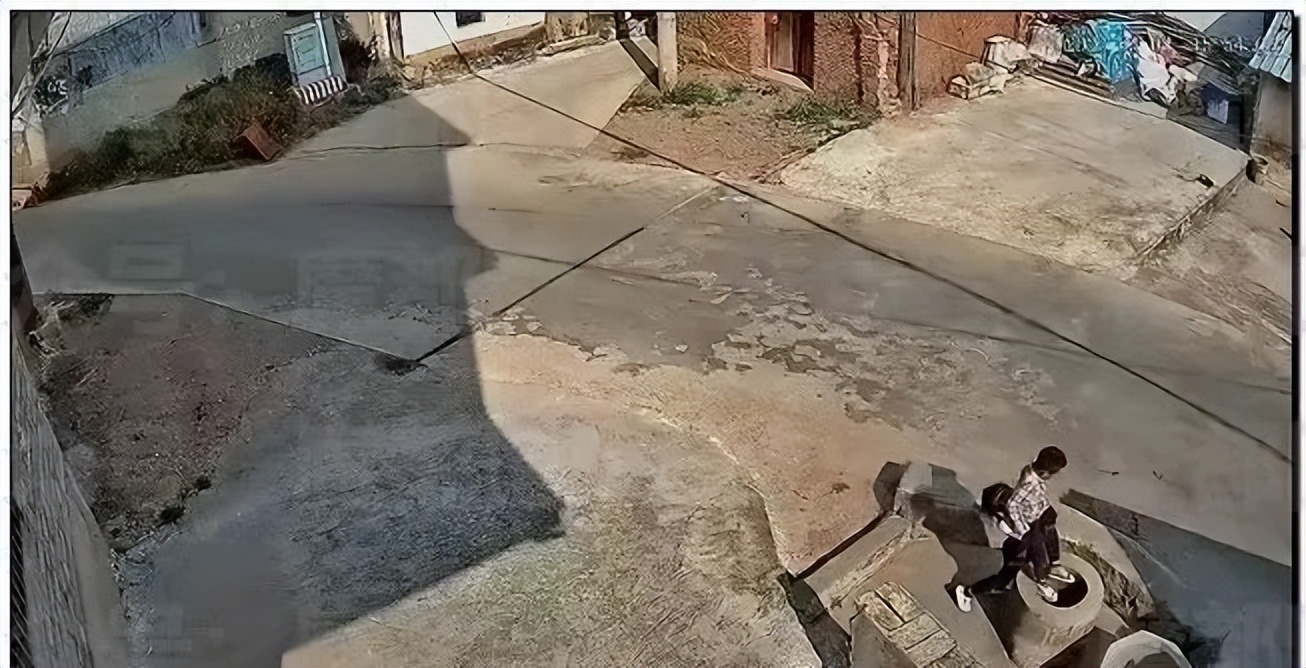 7岁女孩把4岁男童塞进深井,7岁女孩将4岁男童扔井里过程