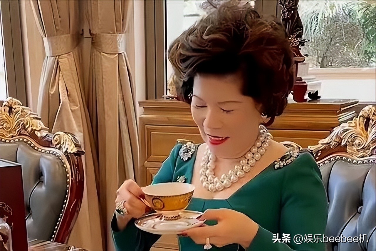 “全网第一富婆”鲍鱼家姐，豪宅堪比豪华宫殿，她究竟有什么来头