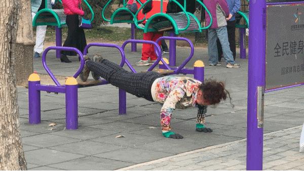 公园里那些隐藏的民间高手,盘点公园硬核健身大爷