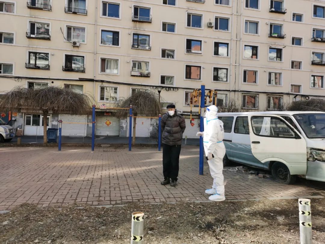 致敬勇于担当冲锋在前的战役英雄,为爱冲锋向战疫英雄致敬视频