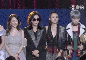 “大秀*光春**”还不害臊,深V露背都不遮掩,这群女明星全员养眼!