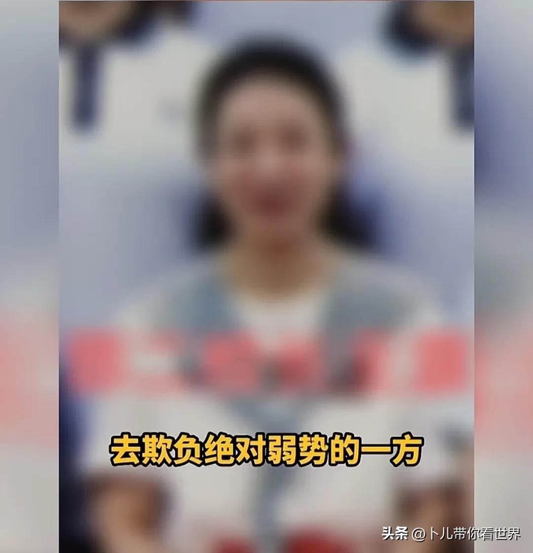 女生遭同学数次脚踹掌掴,女孩被同学殴打踹头