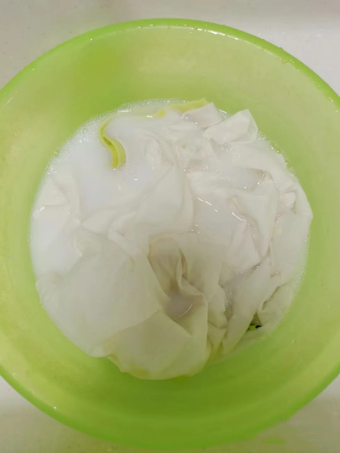 黑色牛仔裤被84烧掉色了怎么补色,牛仔裤掉色染回来妙招