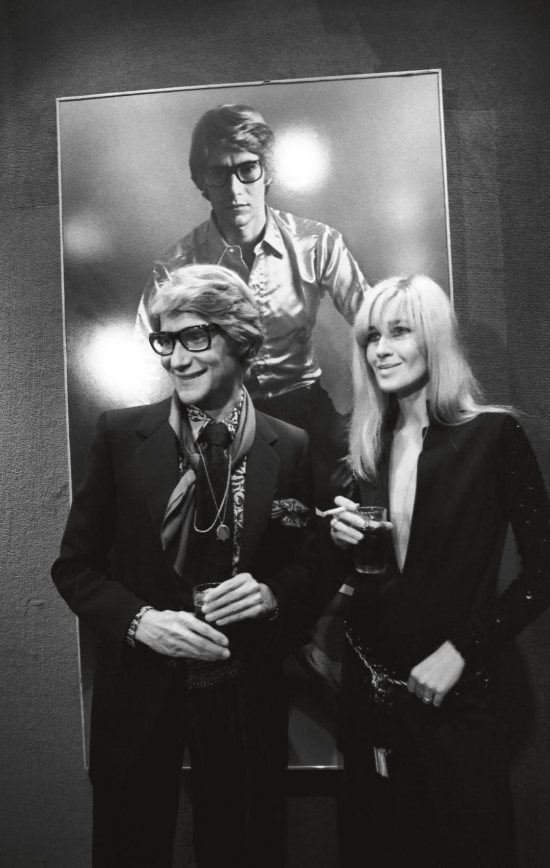 她风靡时尚圈，带火YSL吸烟装！婚纱穿皮草黑丝：我是自己的钻石