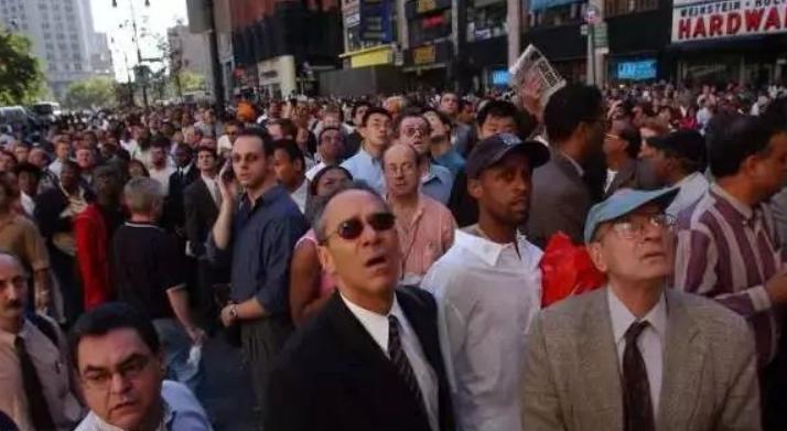 我不为911哭泣，因为我不是美国人；我也不会嘲笑911，因为我是人