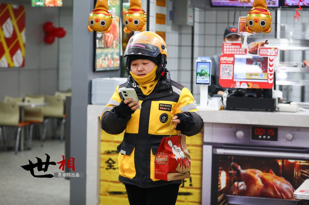 世相丨全国最美外卖配送员胡月月：更是“超人妈妈”！
