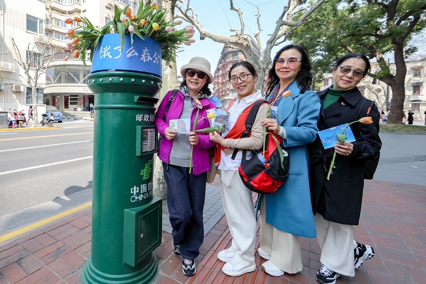 武康大楼旁的这个春分邮局开业了，市民游客可免费领取明信片