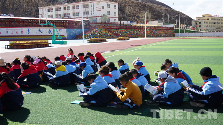 春日的洛隆县第一小学