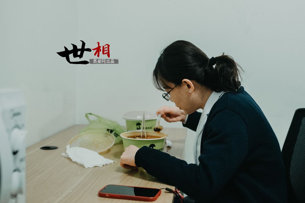 世相丨儿科医生邓亚楠:治愈患儿内心也被纯真填满