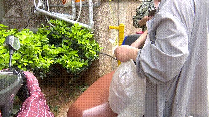 金山某小区电动车充电引发火灾,住户带电动车电瓶回家充电爆炸