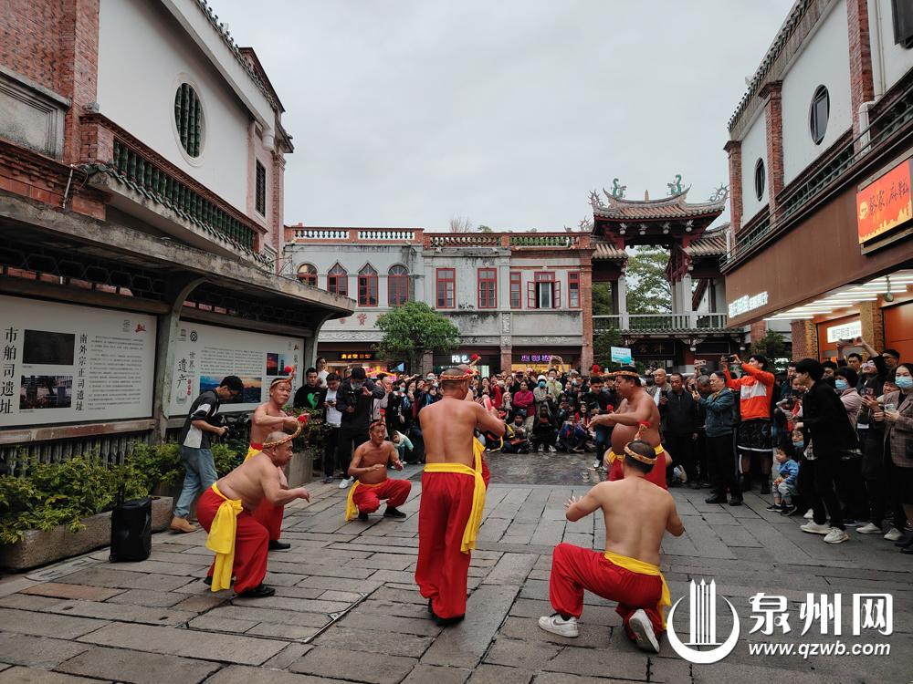 鍥藉鏃呮父鐨勬硥宸炰汉,鏉ヨ嚜14涓浗瀹剁殑娴峰鍙嬩汉浣撻獙娉夊窞