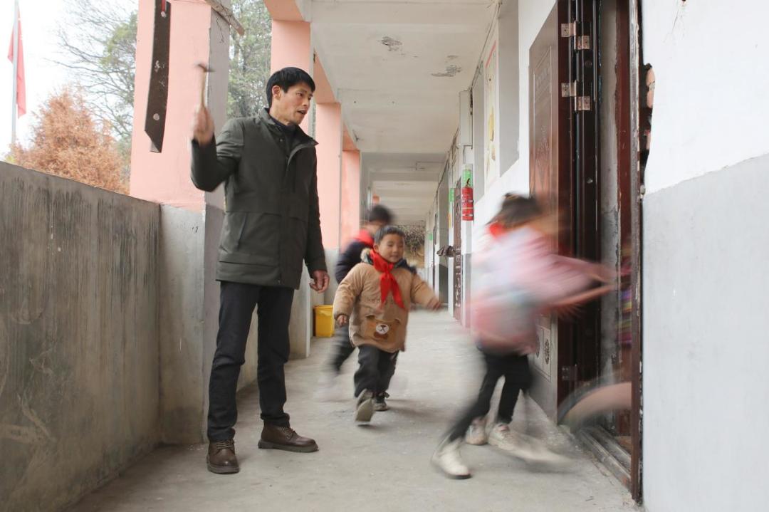 38年未调，最高10元：全国人大代表祝响响呼吁提高教龄津贴