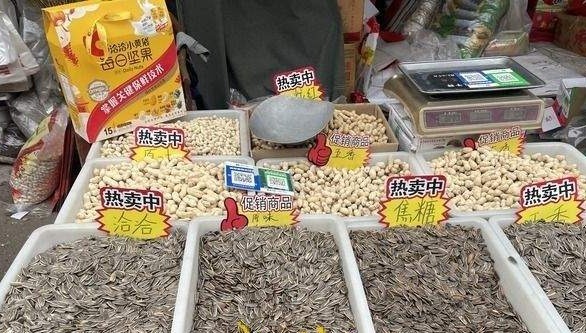 春节将至年味浓年货市场购销两旺,年货市场年味浓人气火爆购销旺