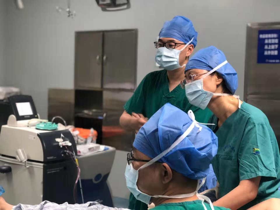 18岁男生胸大应该吃什么药,男性乳腺发育术