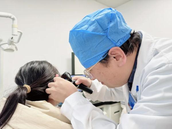 耳鸣人群庞大，到底是什么原因导致的？专家：别拖成“世界难题”