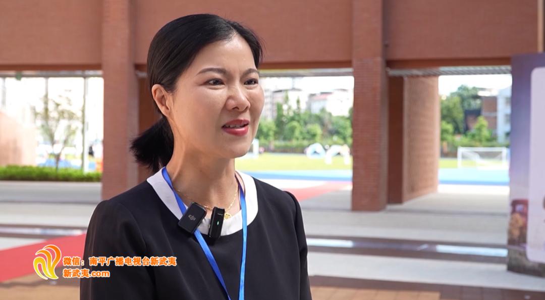 新学期新气象直击开学第一天,开学季新校园新活力