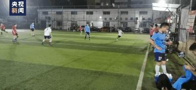 足球赛场上震撼人心的过人视频,足球场上单腿飞奔射门的他