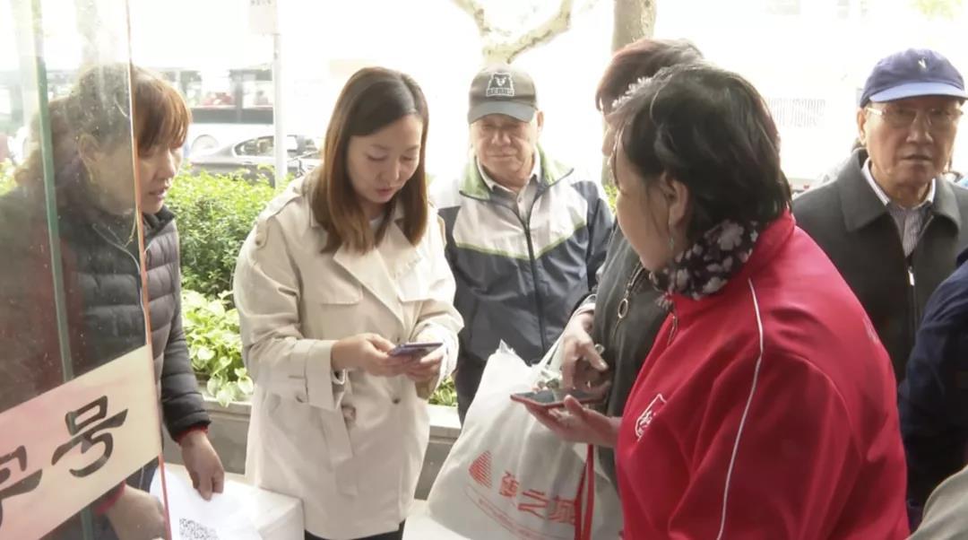 港沿镇的张阿姨是怎么把菜卖到市区的？