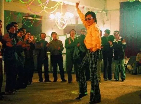 不是老歌好听只是回忆,不是老歌多好听而是我们不年轻