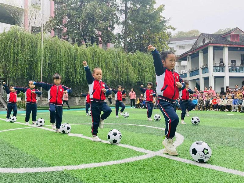 安化东坪镇萸江幼儿园：“玩转足球跃动童年精彩”第十一届体育节开幕式