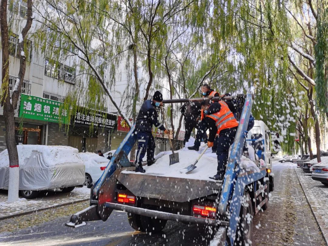环卫工人雪天清理积雪,环卫工人昼夜奋战清除积雪