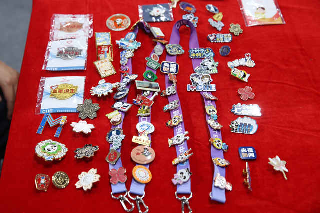 向前进，博青春｜一枚枚进博徽章是“小叶子”之间的互助故事