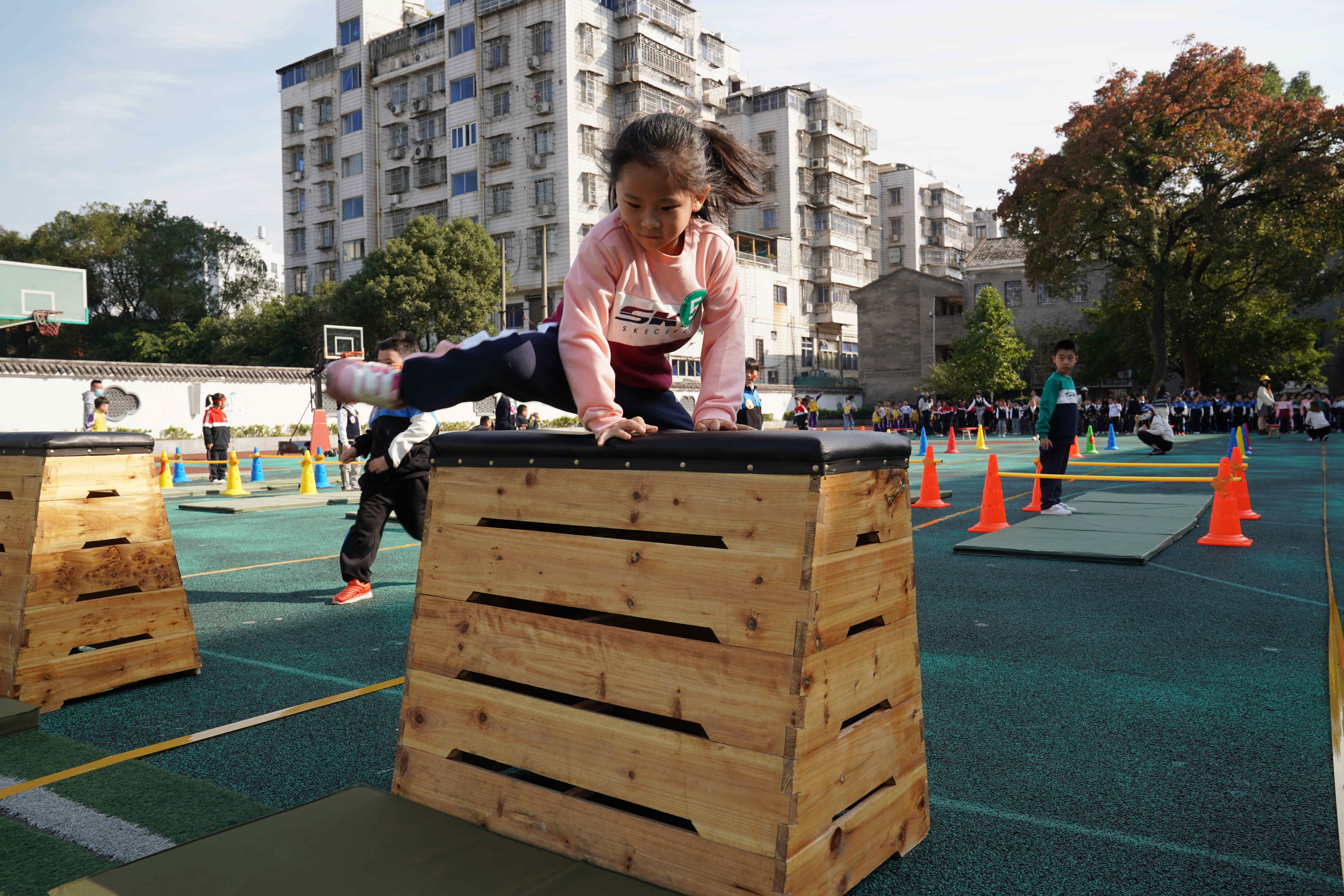 阳光体育促双减绿茵赛场展英姿,阳光体育课积极开展体育活动