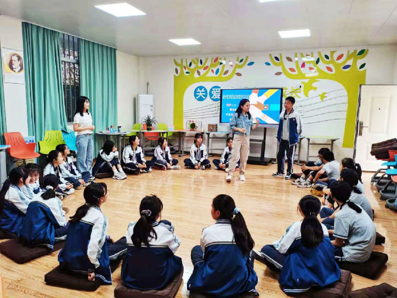 教育扶贫点亮孩子求学路,教育扶贫携手同行