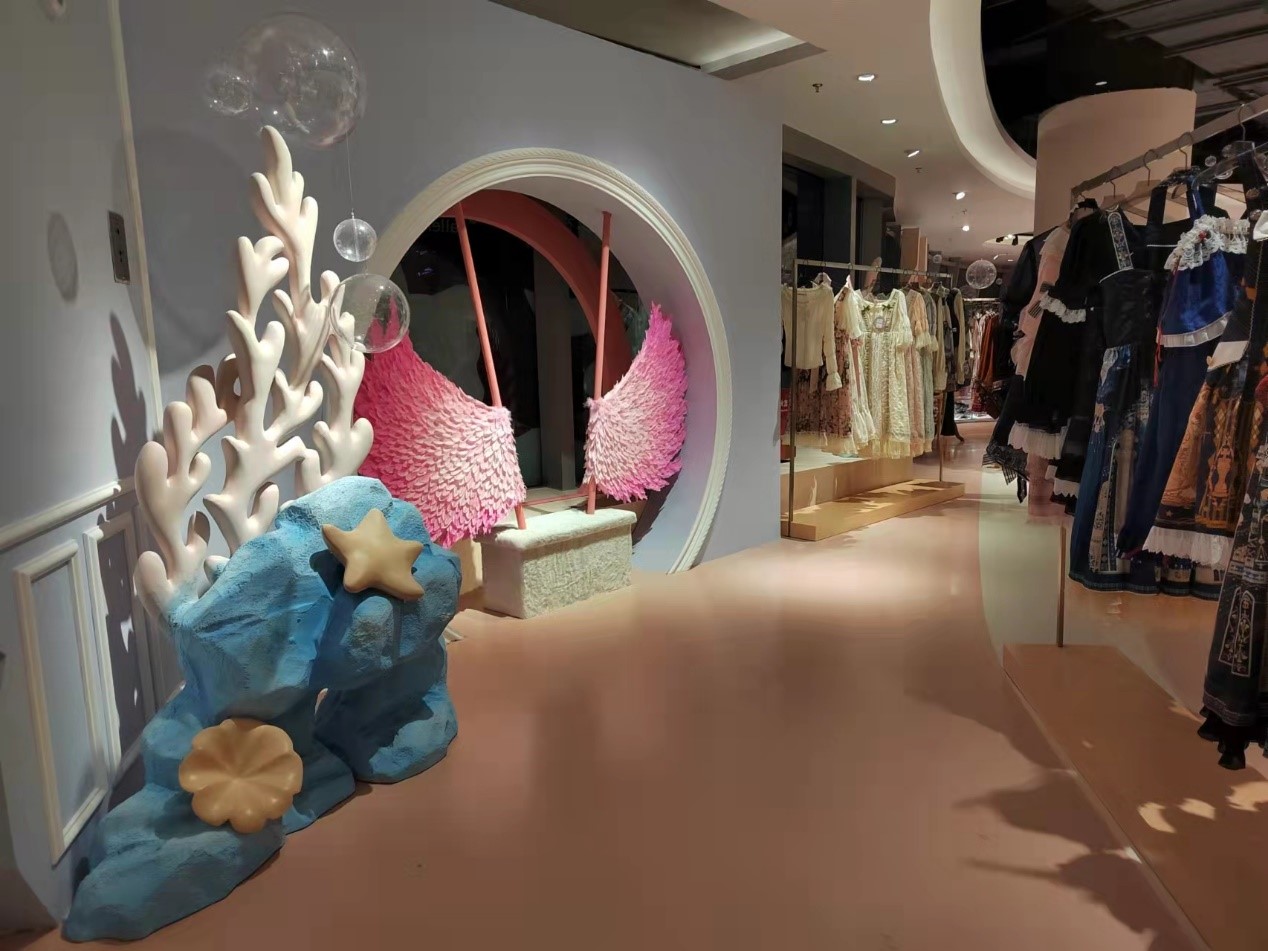 雷军投资的“诗与万花镜”落地上海，主打汉服、Lolita和JK，“三坑”集合店的风口已至？