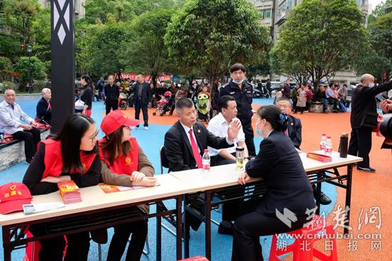 社区干部牢记全心全意为人民服务,牢记初心使命用心用情为民服务