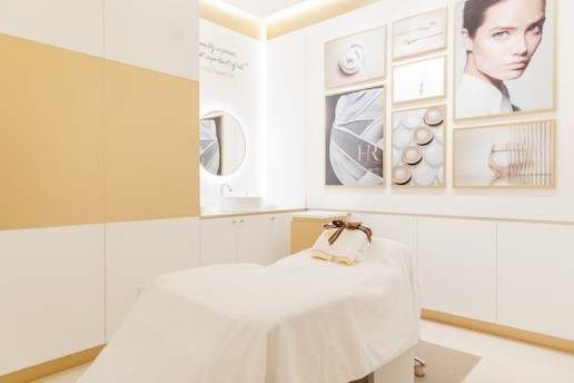 “3个月都排不上”“半个小时就空了”,不靠主播,线下美妆专柜靠什么圈粉?