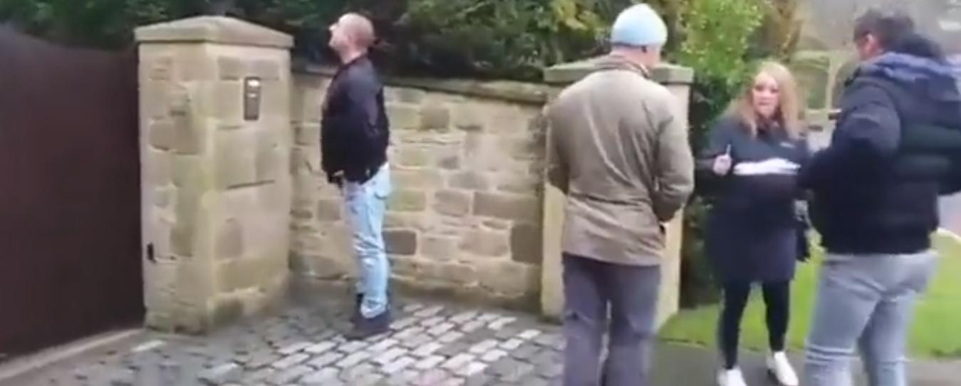 反疫苗*威示**者冲了英超传奇球星阿兰·希勒的家，结果跑错了…