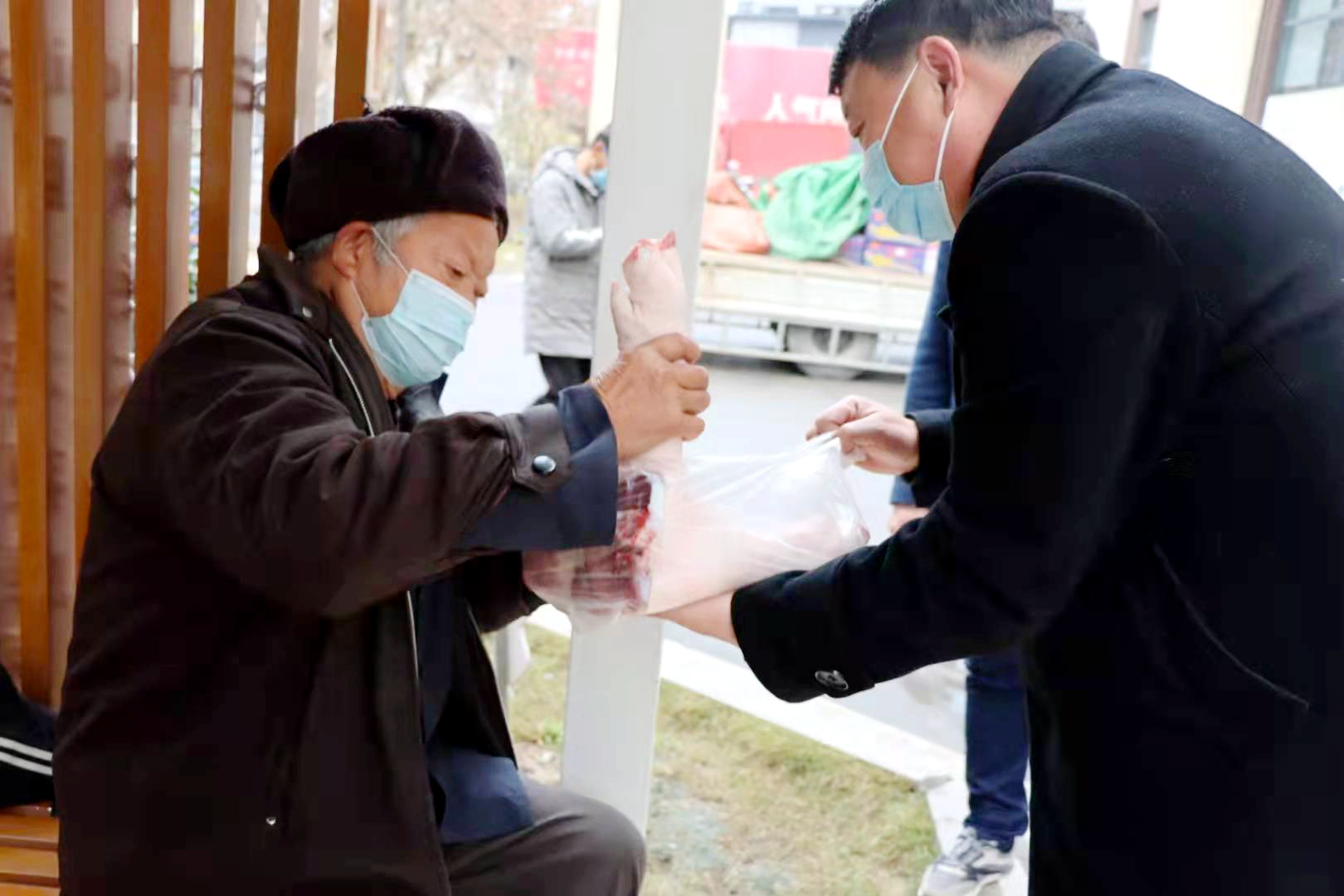 防疫一线送温暖同舟共济度时艰,防疫救援一线后勤保障