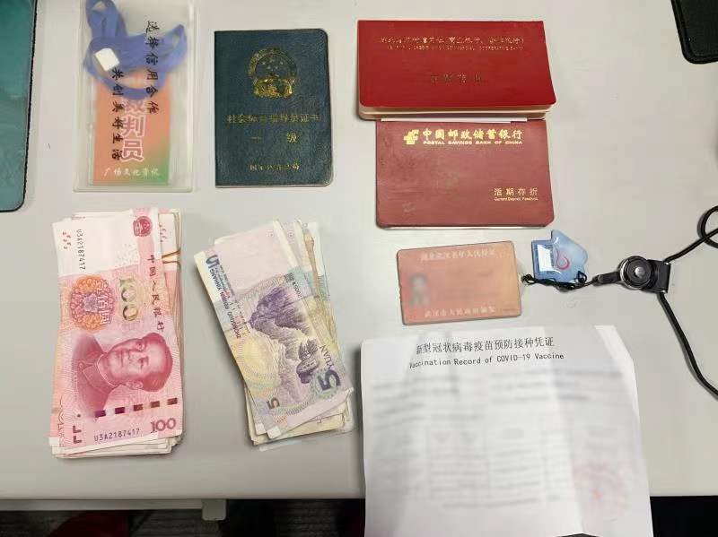 武汉地铁站寻找失主,地铁工作人员帮忙找到失物