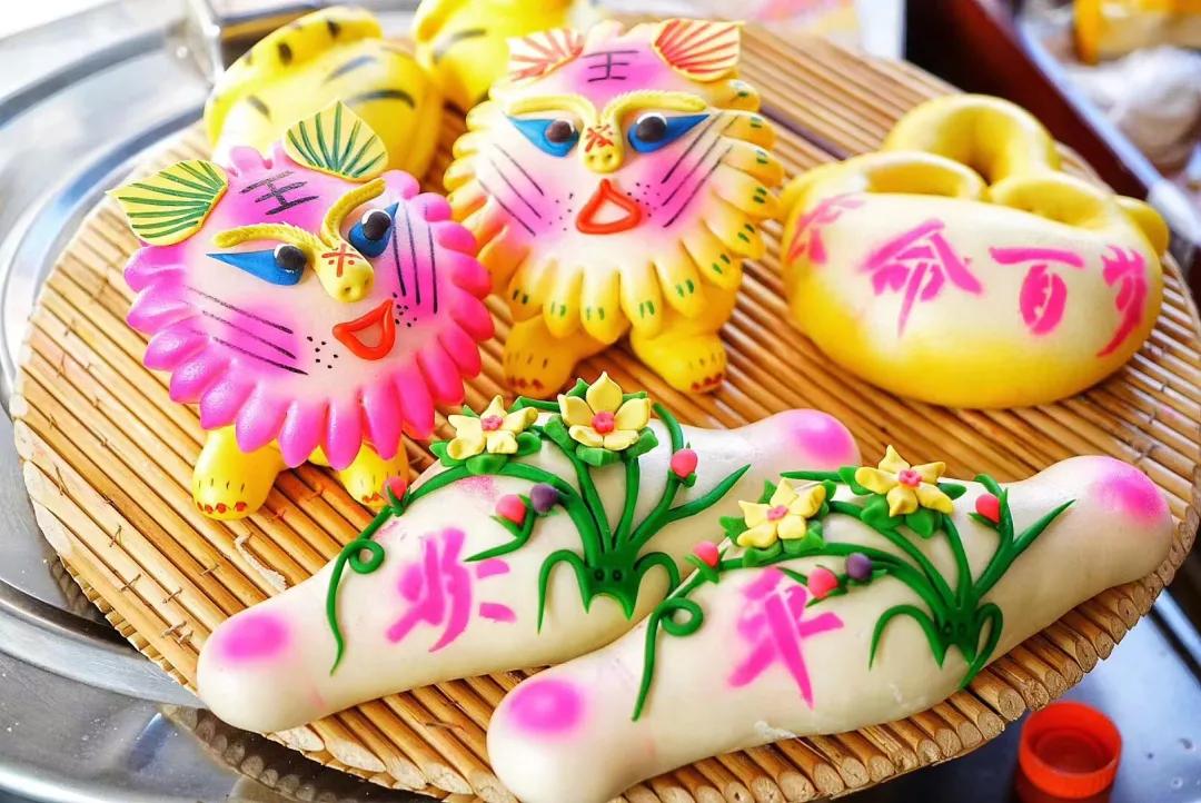 山东人很喜欢吃面食,山东人过年的馒头有多大