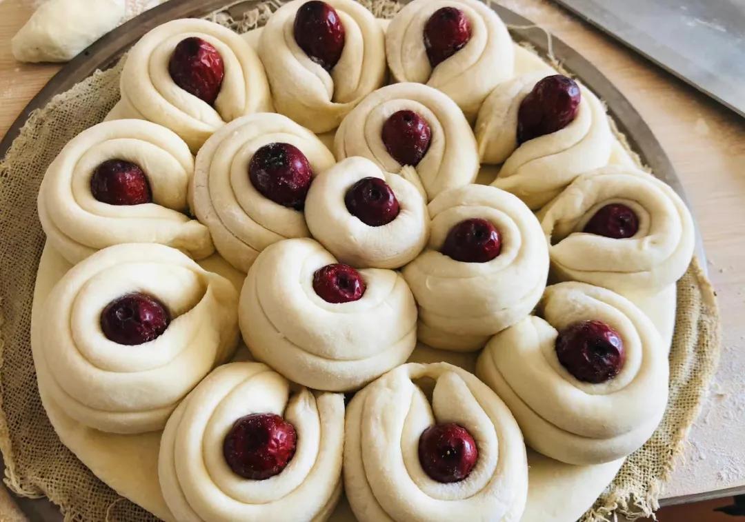 山东人很喜欢吃面食,山东人过年的馒头有多大