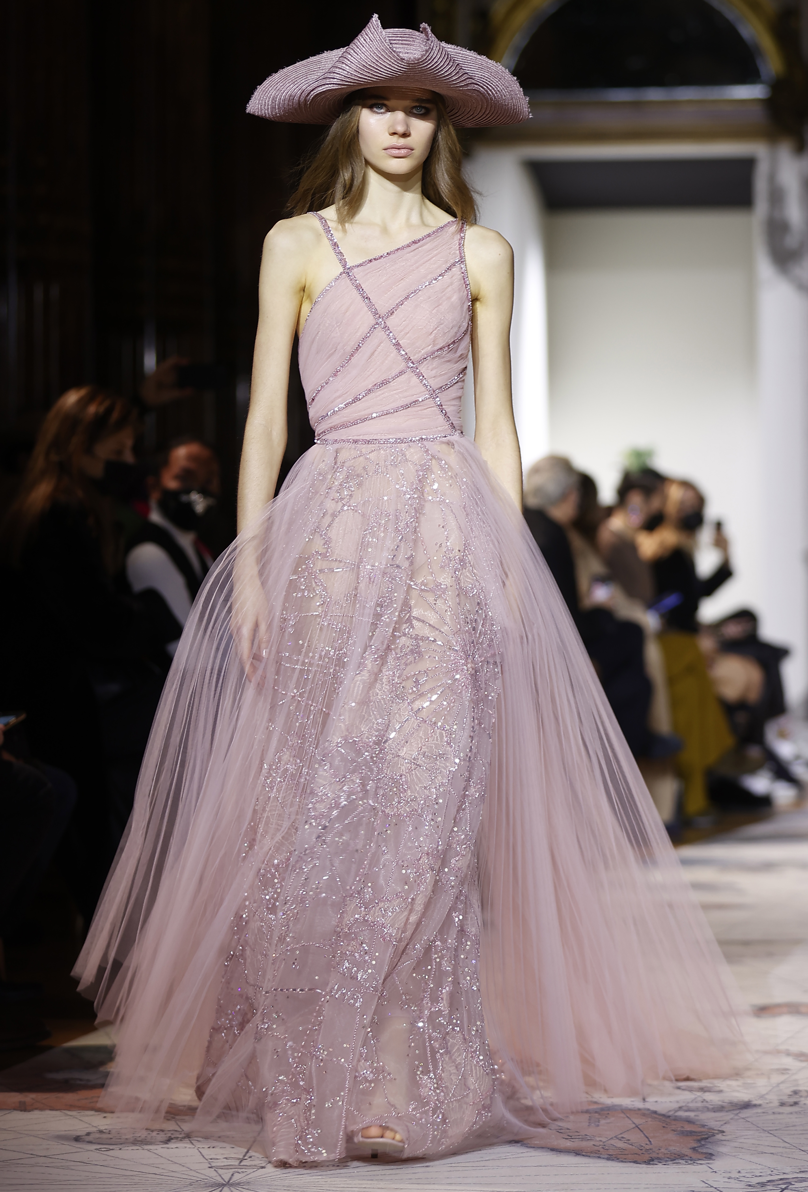 巴黎时装周jisoo服装全球首穿,巴黎高定时装周2024