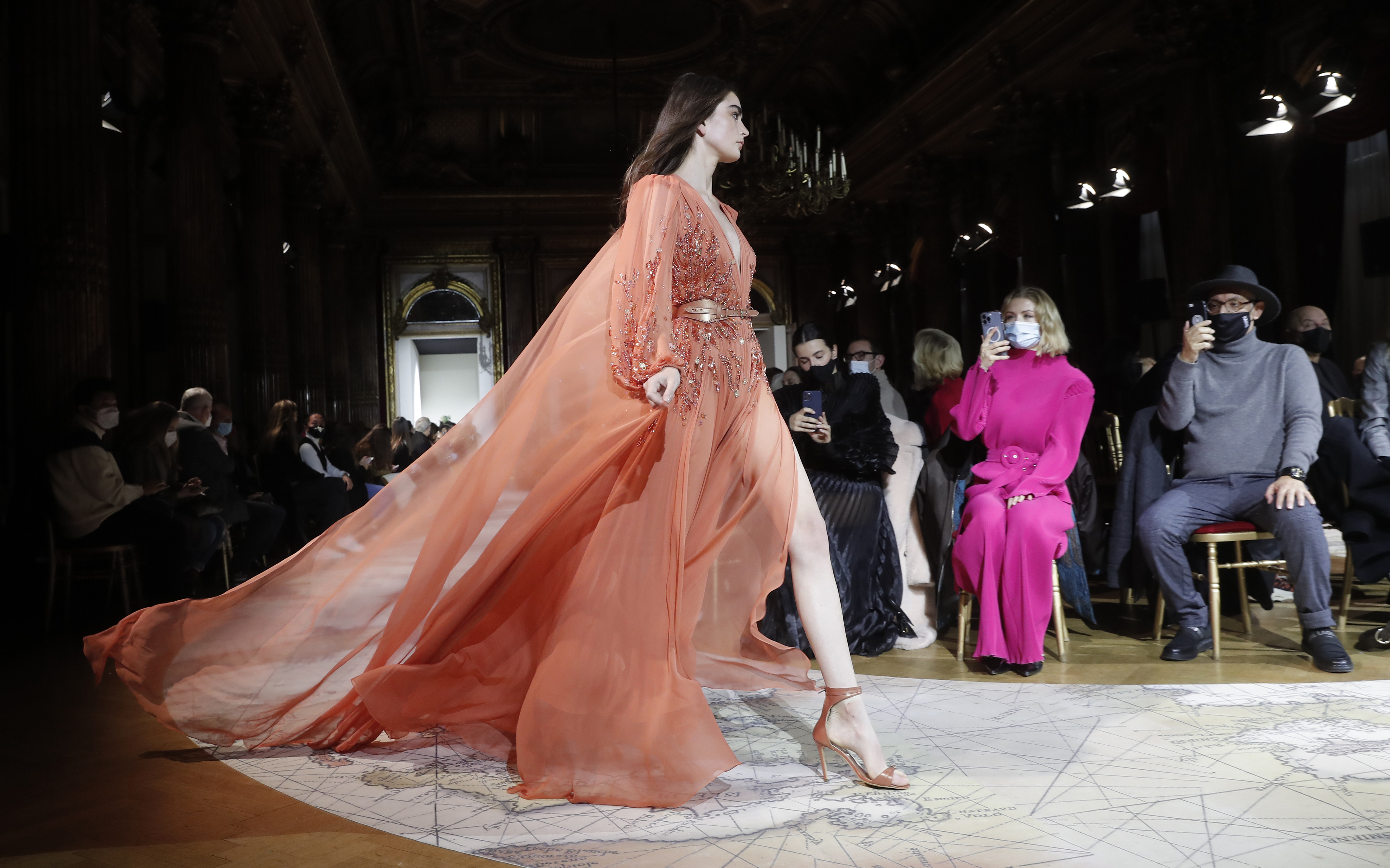 巴黎时装周jisoo服装全球首穿,巴黎高定时装周2024