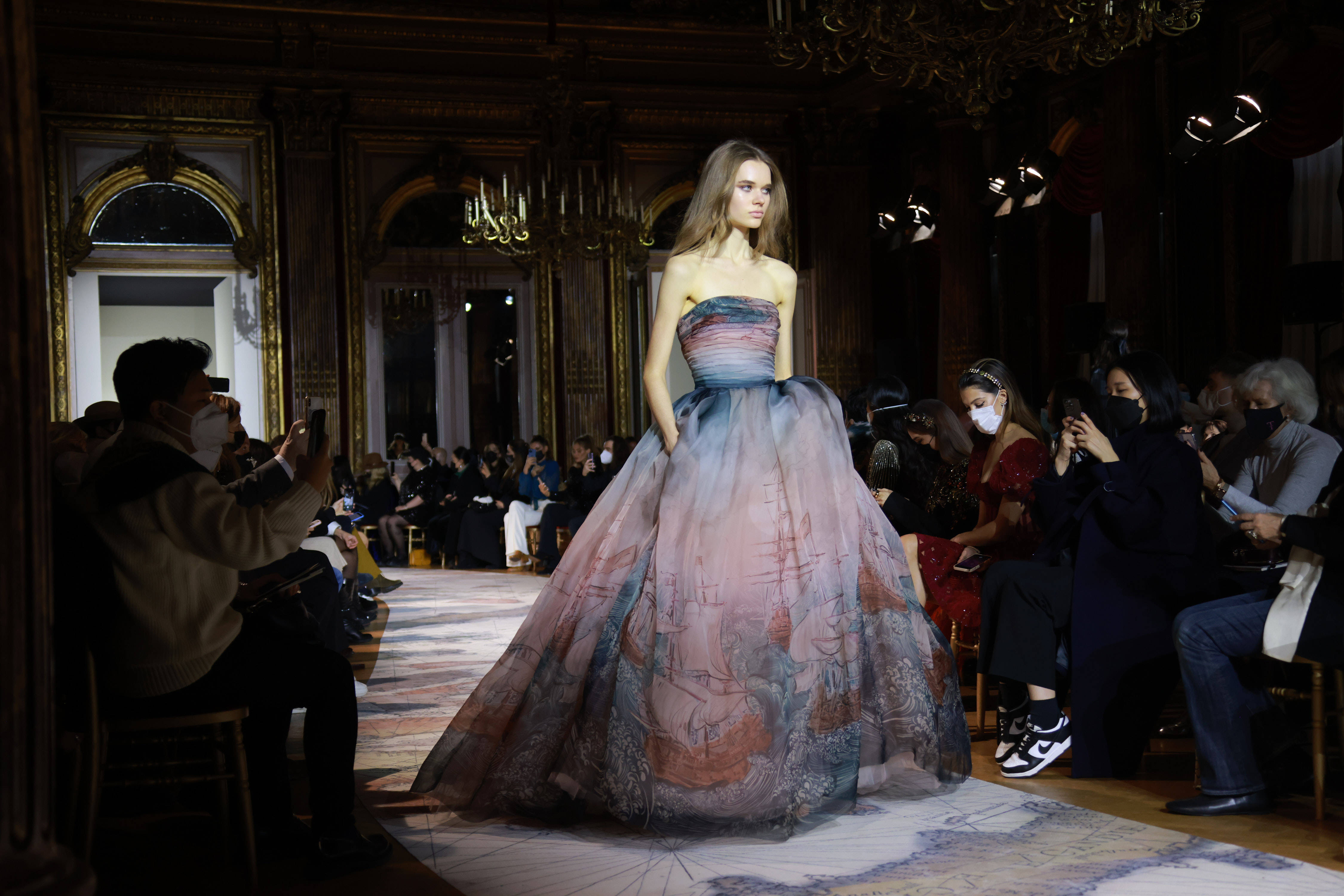 巴黎时装周jisoo服装全球首穿,巴黎高定时装周2024