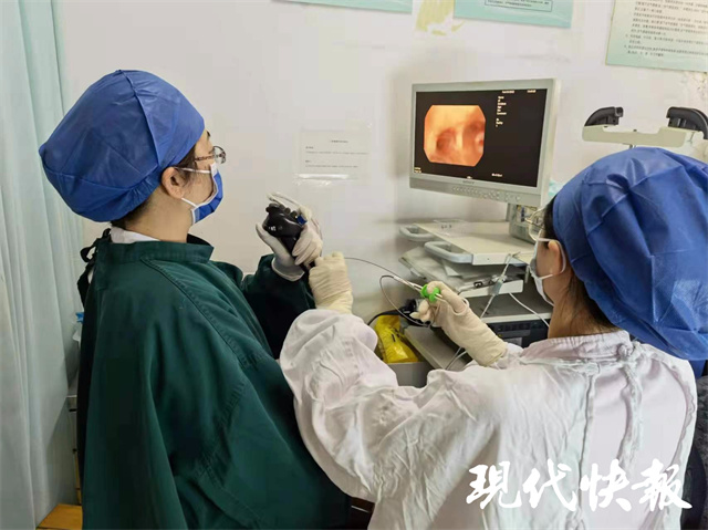 胶囊误吸到气管了怎么办,男子吃胶囊差点窒息