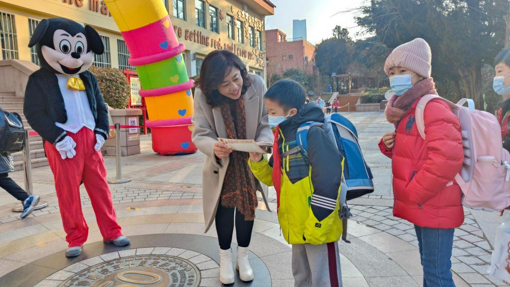 冰墩墩迎新生,冰墩墩迎开学