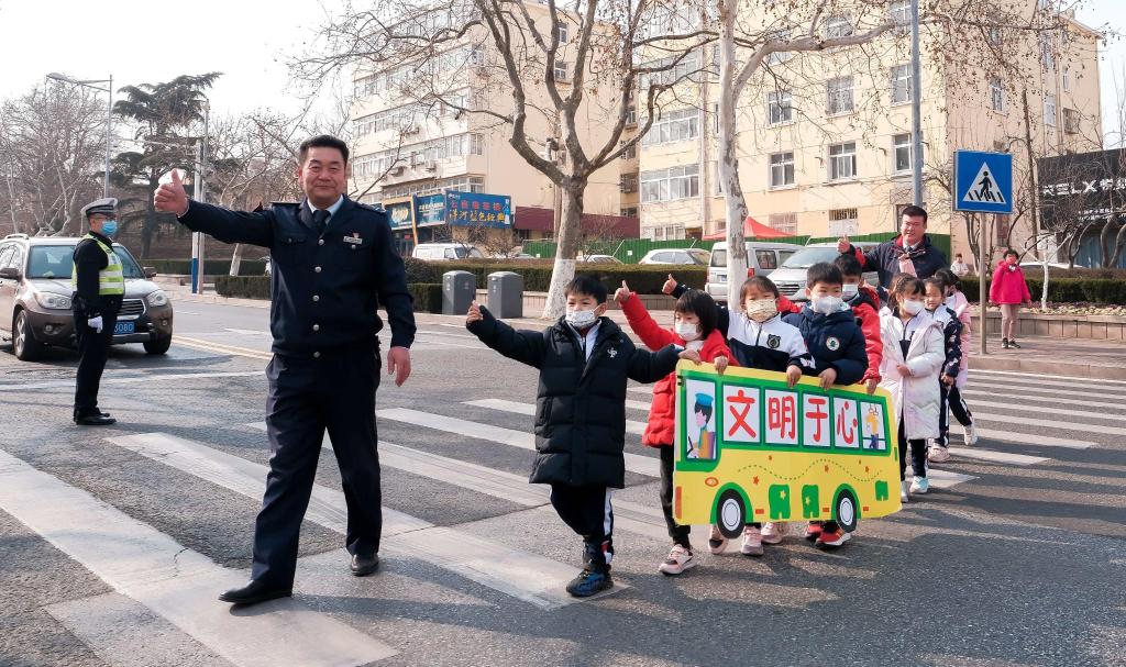 冰墩墩迎新生,冰墩墩迎开学