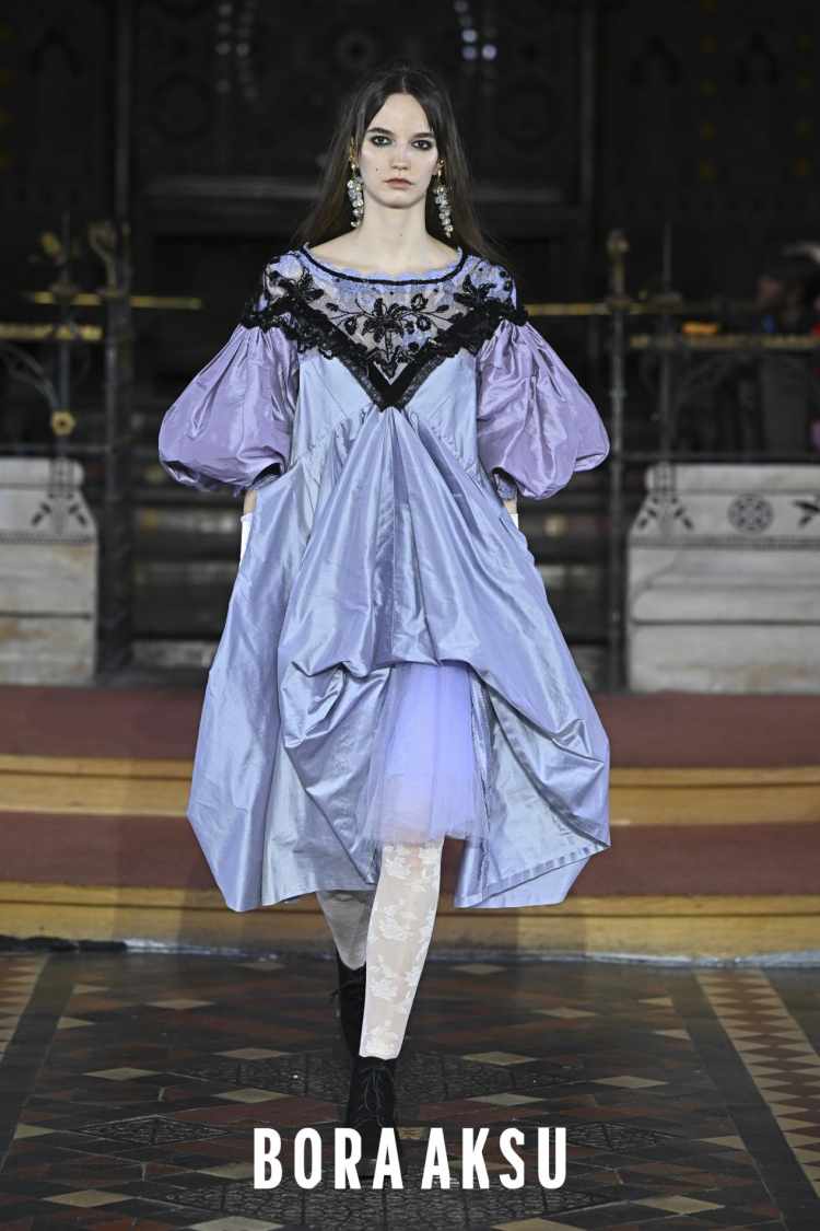 boraaksu伦敦时装周新渐变蓝蕾丝,boraaksu2019伦敦时装周